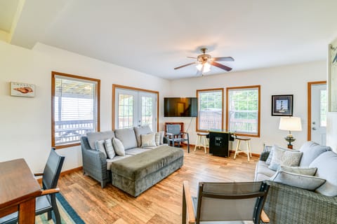 Beachside Living! Family Retreat on Oneida Lake House in Oneida Lake