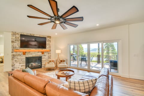 2 Mi to Lake: Stunning Twin Lakes Home w/ Deck House in Colorado