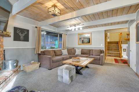 2 Mi to Lake & Skiing: Big Bear Family Cabin House in Big Bear