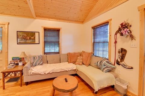 Cozy Beattyville Cabin w/ Fire Pit House in Kentucky