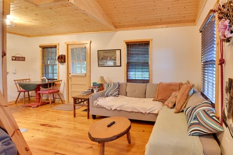 Cozy Beattyville Cabin w/ Fire Pit House in Kentucky