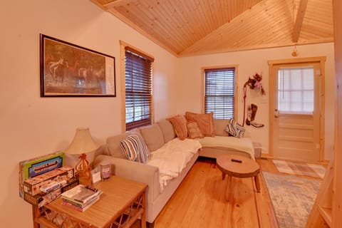 Cozy Beattyville Cabin w/ Fire Pit House in Kentucky