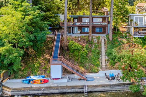 Waterfront Vashon Island Home, Beach Access & View House in Vashon