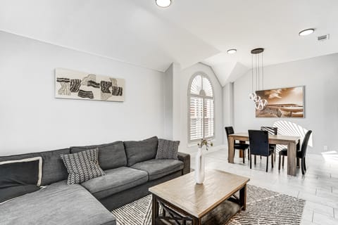 2 Living Areas, Fireplace! Gem 11 Mi to Fort Worth House in Fort Worth