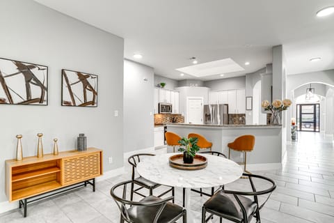 2 Living Areas, Fireplace! Gem 11 Mi to Fort Worth House in Fort Worth