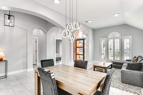 2 Living Areas, Fireplace! Gem 11 Mi to Fort Worth House in Fort Worth