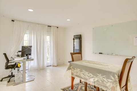 Chic New Orleans Abode: 1 Mi to Lake Pontchartrain Apartment in New Orleans