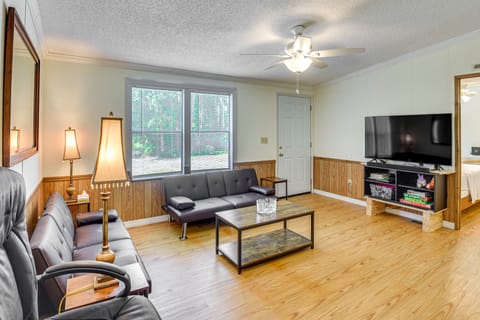Crescent City Home w/ Charcoal Grill: Near 3 Lakes House in Florida