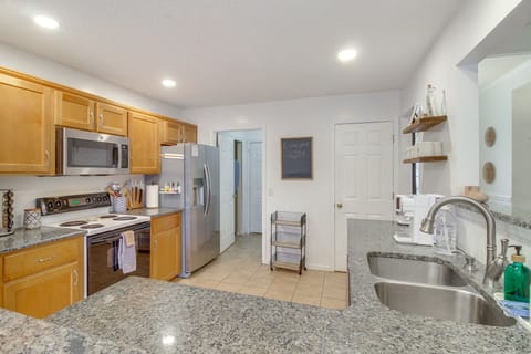 Pet-Friendly Family Retreat, Fire Pit & Projector! House in Savannah