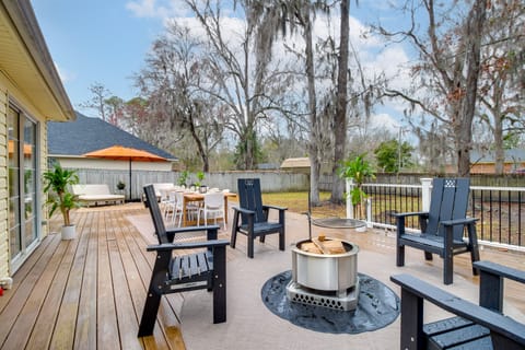 Pet-Friendly Family Retreat, Fire Pit & Projector! House in Savannah