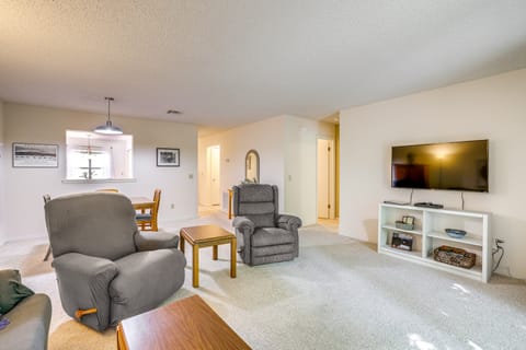 Bella Vista Townhome w/ Deck Near Back 40 Trail! Apartment in Bella Vista