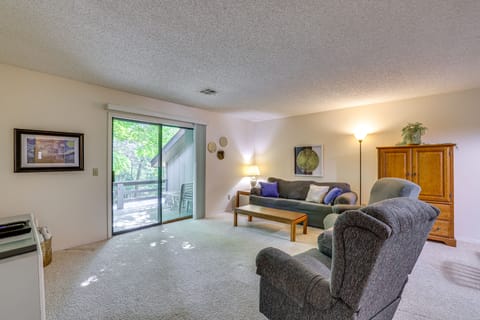 Bella Vista Townhome w/ Deck Near Back 40 Trail! Apartment in Bella Vista