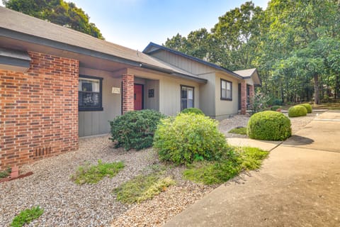 Bella Vista Townhome w/ Deck Near Back 40 Trail! Apartment in Bella Vista