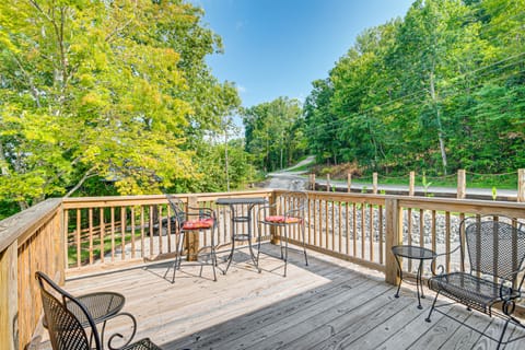 Waterfront Escape in Cub Run w/ Deck & Hot Tub! House in Nolin Lake
