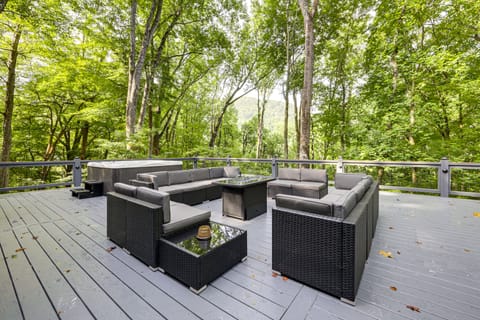 Luxe Smoky Mountains Cabin w/ Hot Tub & Views! House in Waynesville