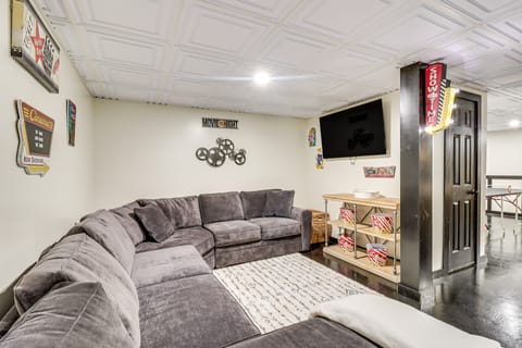 7 Mi to Big Boulder: Resort-Style Poconos Retreat House in Tunkhannock Township