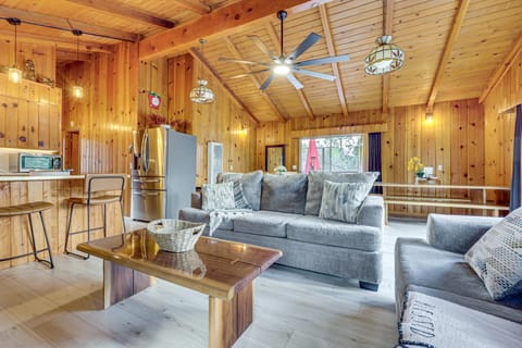 Peaceful Wooden Cabin, 2 Mi to Bass Lake! House in Bass Lake