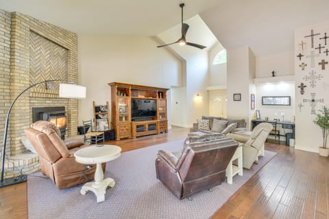 1 Mi to Applegate Park Zoo: Pet-Friendly Home House in Merced