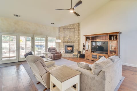 1 Mi to Applegate Park Zoo: Pet-Friendly Home House in Merced