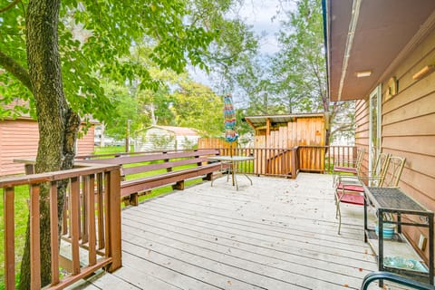 Half Mile to Beach: Murrells Inlet Home w/ Deck! House in Garden City