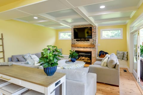 Multi-Level Group Escape 8 Mi to Ocean City Beach House in Worcester County