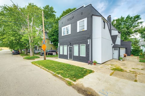 Walkable Barberton Apartment: 9 Mi to Akron! Apartment in Akron