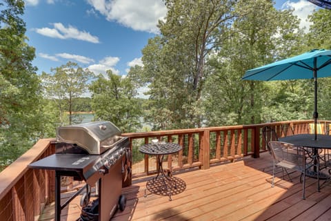 Peaceful Greers Ferry Cabin w/ Deck & Lake View! House in Greers Ferry Lake