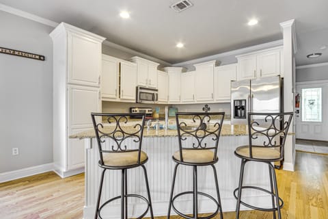 Biloxi Condo w/ Community Pool ~ Half-Mi to Beach! Apartment in Biloxi