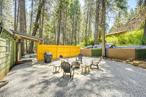 Walk to Winery: Cozy Cabin w/ Fire Pit in Murphys House in Murphys