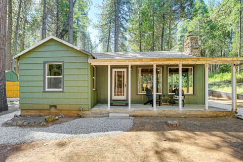 Walk to Winery: Cozy Cabin w/ Fire Pit in Murphys House in Murphys