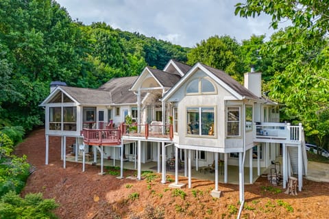 Million-Dollar Views & Patio: Hiawassee Hideaway House in Chatuge Lake