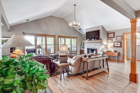 Mountain & Waterfall Views: Stunning Dahlonega Gem House in White County