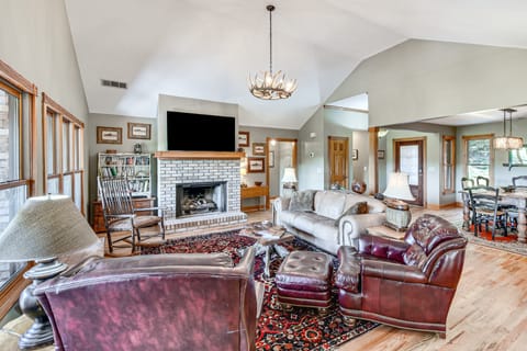 Mountain & Waterfall Views: Stunning Dahlonega Gem House in White County