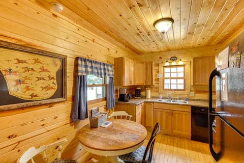 Deadwood 'Wolf Cabin' w/ Fire Pit & Grill House in North Lawrence