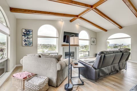 San Marcos Getaway w/ Deck & Lake Views! House in Lake San Marcos