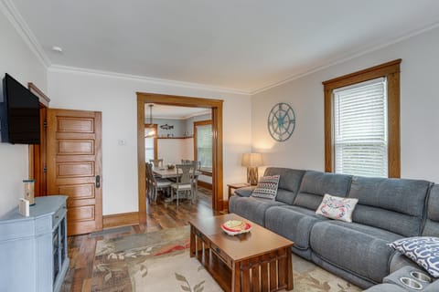 3 Mi to Cedar Point: Sunny Sandusky Home w/ Yard House in Sandusky