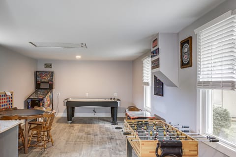 3 Mi to Cedar Point: Sunny Sandusky Home w/ Yard House in Sandusky