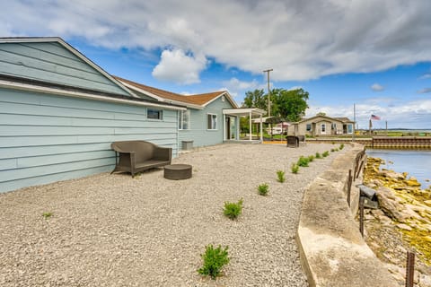 Serene Lakefront Standish Home w/ Fire Pit & Grill House in Michigan