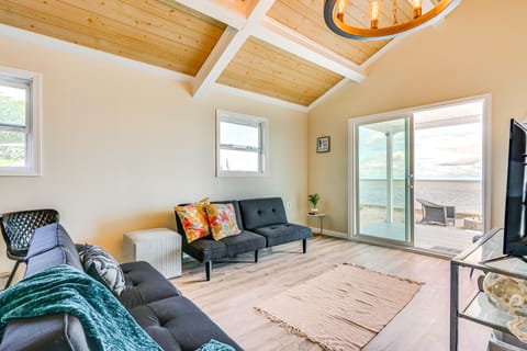 Serene Lakefront Standish Home w/ Fire Pit & Grill House in Michigan