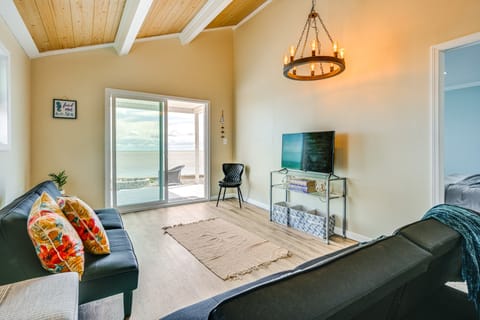 Serene Lakefront Standish Home w/ Fire Pit & Grill House in Michigan