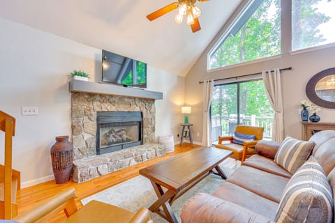 Lakefront Murphy Getaway w/ Deck, Dock & Kayaks! House in Tennessee