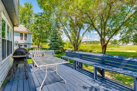 14 Mi to Lucas Oil Stadium: Fire Pit & Yard! House in Indianapolis