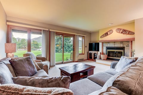 Steps to Shadow Mountain Lake: Grand Lake Condo Apartment in Grand Lake