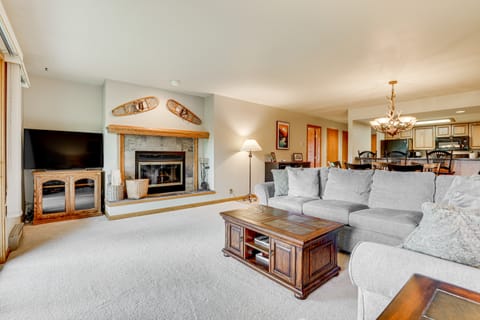 Steps to Shadow Mountain Lake: Grand Lake Condo Apartment in Grand Lake