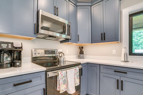 Fire Pit & Lake Views: Cozy Crooked River Retreat! Cottage in Michigan