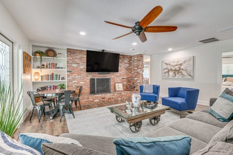 Game Room! Group Getaway 7 Mi to Adventure Island House in Lutz