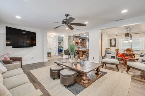 Game Room! Group Getaway 7 Mi to Adventure Island House in Lutz