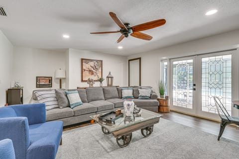 Game Room! Group Getaway 7 Mi to Adventure Island House in Lutz