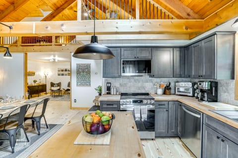 Stylish Catskills Retreat: Year-Round Adventure! House in Capital District, NY, USA