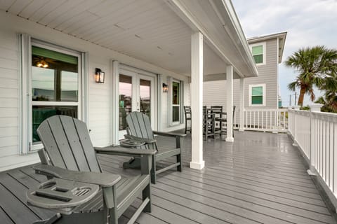 Gulf Shores Cottage w/ Water Views, Walk to Beach! Cottage in West Beach